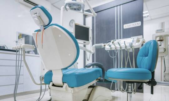 Jakie techniki są stosowane w leczeniu estetycznym zębów w gabinecie stomatologicznym w Kole?