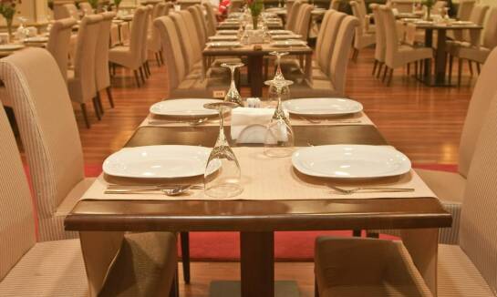 Ekskluzywne tematyczne kolacje w eleganckiej restauracji – co czeka gości?