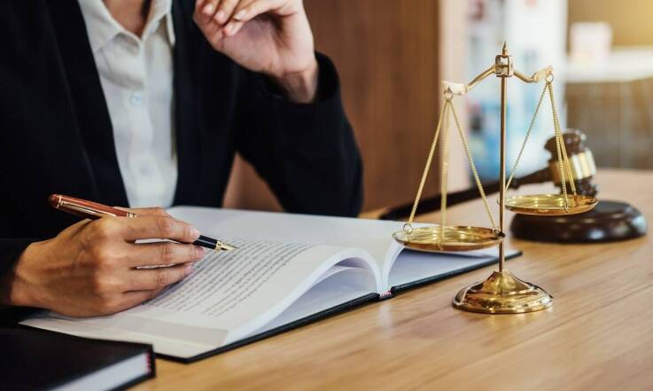 Jakie są korzyści z korzystania z usług adwokata przy sporządzaniu biznesowych umów?