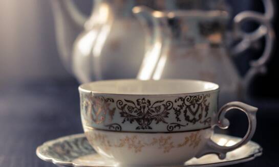 Porcelana w galerii antyków: co wyróżnia najcenniejsze egzemplarze?