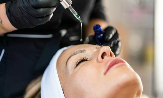 Dlaczego chemiczny peeling jest polecany przy trądziku?