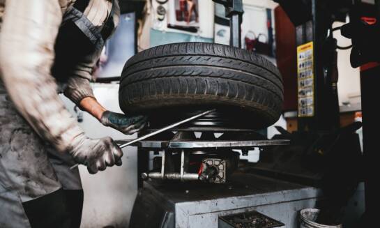 Dlaczego warto korzystać z usług samochodowego mechanika przy wymianie opon?