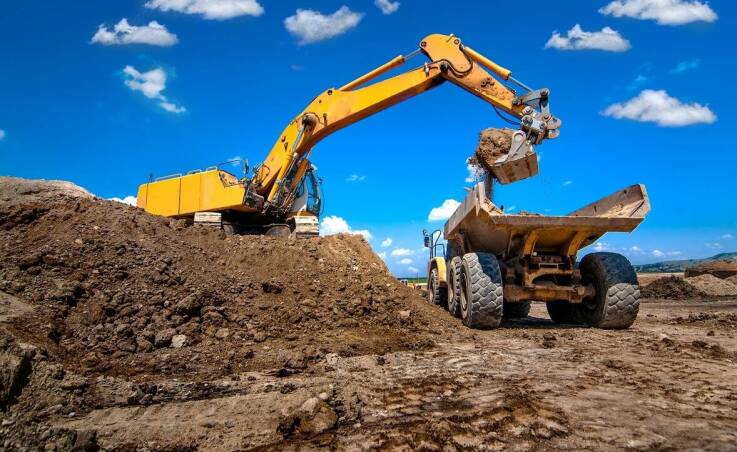Jak usługi koparko-ładowarki wspierają projekty budowlane?