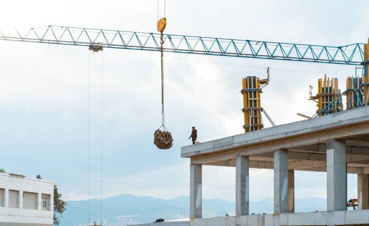 Usługi dźwigowe a bezpieczeństwo pracy – które standardy są najważniejsze?