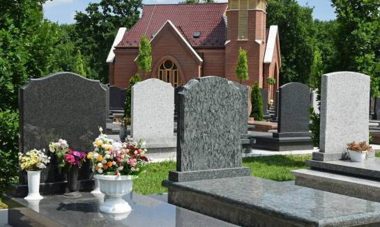 Usługi pogrzebowe a wybór miejsca pochówku dla prochów