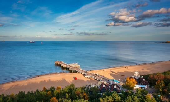 Molo i port – co oferują turystom pokoje w Niechorzu?