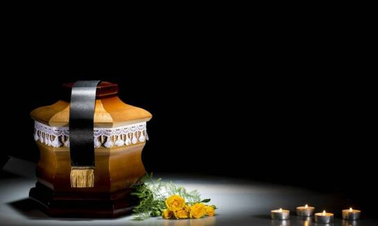 Produkcja trumien i urn w ofercie w zakładzie pogrzebowym