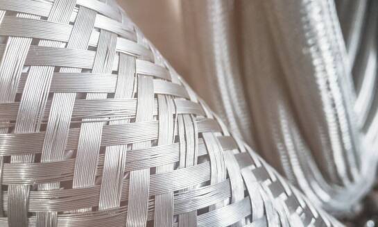 Jakie są różnice między syntetycznymi a stalowymi linami do suwnicowych wciągników?