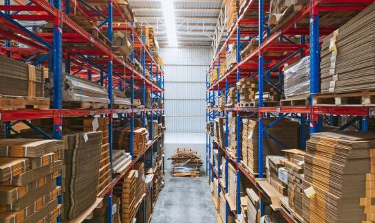 Jak wpływa stosowanie używanych kartonów na logistykę w branży kosmetycznej?