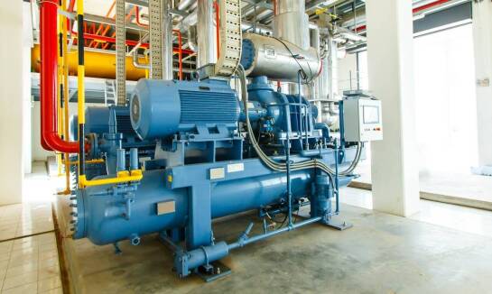 Jakie zalety mają śrubowe sprężarki w kontekście przemysłowej wydajności?