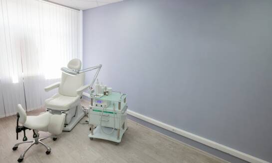 Jakie czynniki wpływają na wybór metody depilacji w gabinecie kosmetycznym?