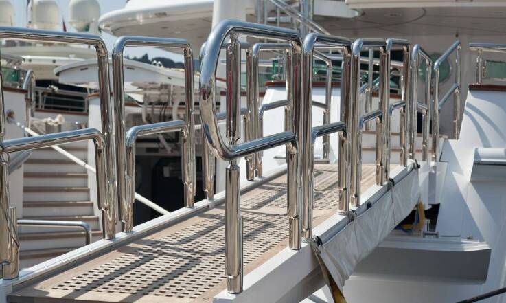 Komfort i przestrzeń - jakie cechy oferują morskie jachty na sprzedaż?