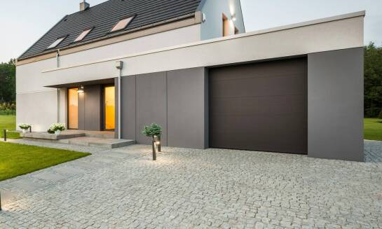 Zalety segmentowych bram w nowoczesnych garażach i ich funkcjonalność