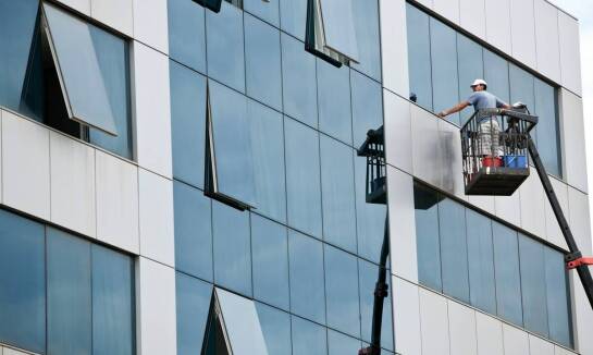 Jakie korzyści przynosi regularne mycie okien w przemysłowych obiektach?