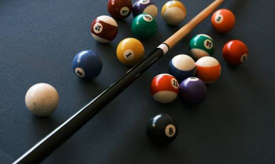 Dlaczego gra w bilard jest tak popularna w nadmorskich hotelach?