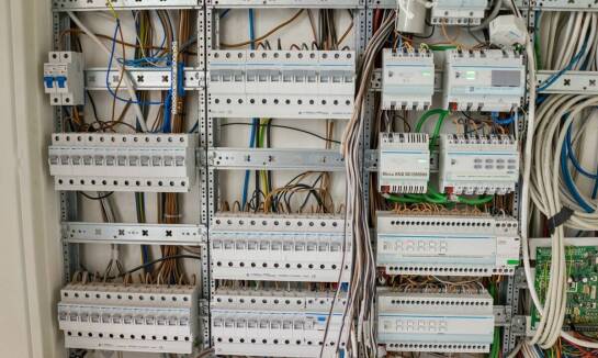 Jak często należy przeprowadzać przeglądy elektrycznych instalacji w domach jednorodzinnych?