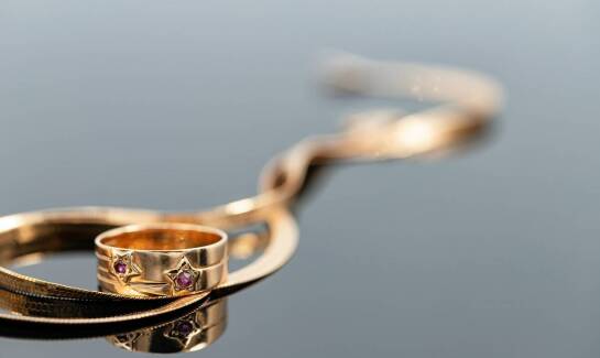 Jak nowoczesne ślubne obrączki mogą odzwierciedlić osobowość pary?