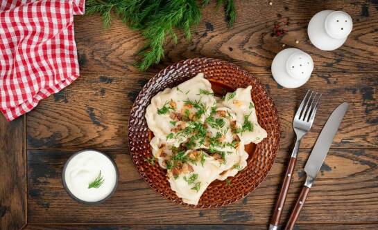 Ile kalorii mają pierogi ruskie z cebulką?
