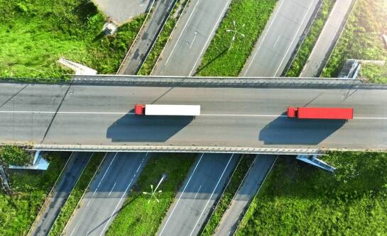 Jakie są aktualne stawki za kilometr dla transportu ciężarowego?