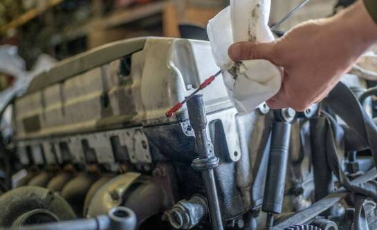 Jak sprawdzić stan oleju w samochodzie?