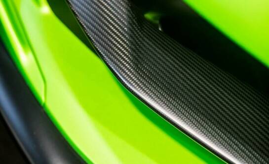 Jak oklejać samochód folią carbon?