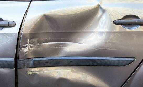 Czy przy szkodzie całkowitej z AC można naprawić auto?