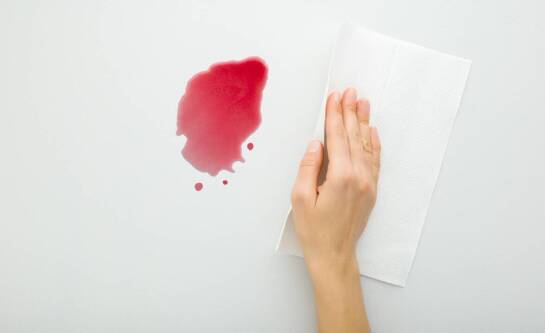 Czym usunąć olej silnikowy z tapicerki?