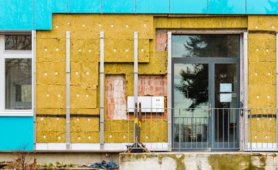 Który współczynnik przenikania ciepła jest lepszy dla izolacji budynków?