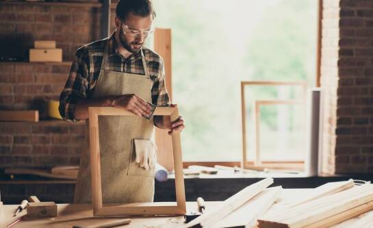 Jak przygotować palety do budowy mebli?