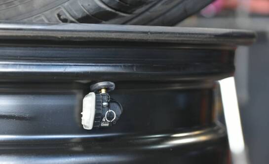 Jak działa czujnik ciśnienia powietrza w oponach