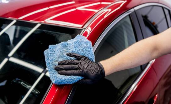 Czym zlikwidować rysy na szybie?