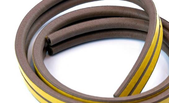 Czym usunąć naklejkę z drzwi bez uszkodzenia powierzchni?