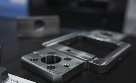 Czym usunąć farbę z metalu?