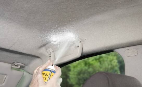 Czym podkleić tapicerkę w samochodzie?