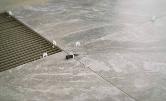 Czym czyścić fugi w terakocie?