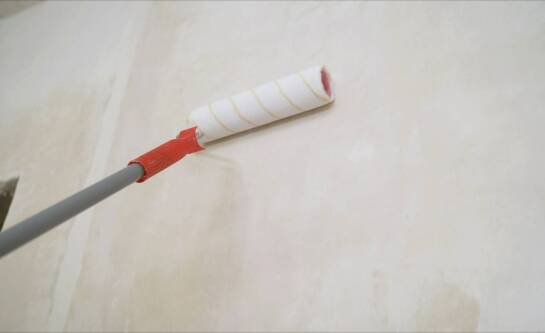 Czym gruntować ściany przed tynkowaniem?