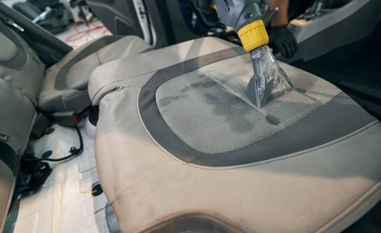 Jak czyścić skórzane fotele samochodowe?