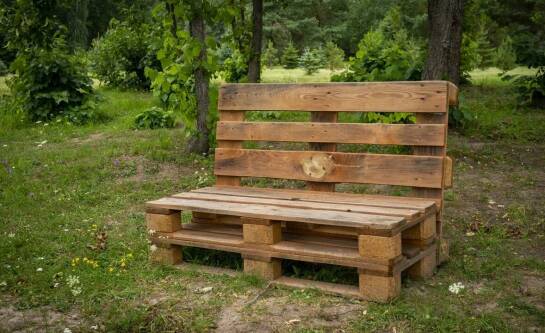 Jak zrobić stolik ogrodowy z palet?