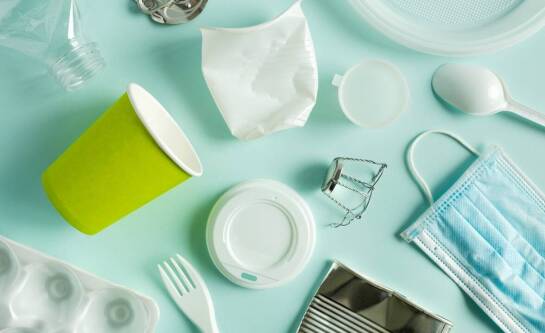 Do jakiego kosza wyrzucić starą patelnię?