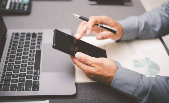 Co zrobić z pieniędzmi na telefonie?