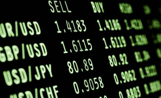 Kiedy warto kupować, a kiedy sprzedawać waluty?