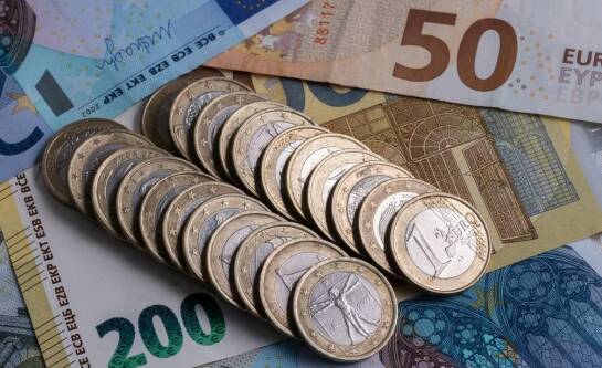 Sprzedaż mieszkania gotówka czy przelew – co wybrać?