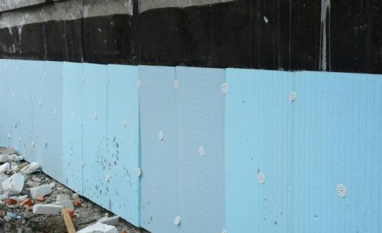 Czym najlepiej izolować fundamenty w starym domu?