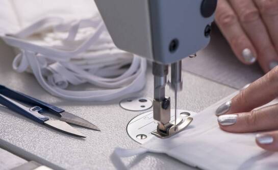 Jak szyć elastyczne materiały bez marszczenia i rozciągania