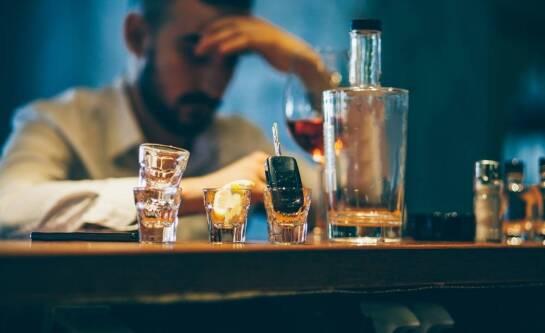 Jak pomóc osobie uzależnionej od alkoholu?