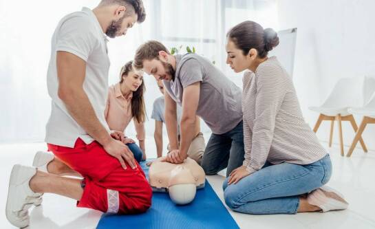 Kto powinien być przeszkolony w udzielaniu pierwszej pomocy?