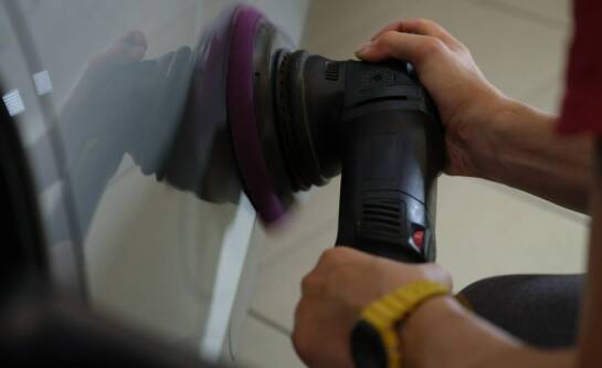 Jak usunąć rysy z lakieru samochodowego?