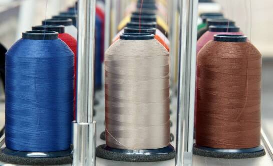 Jak założyć nici w maszynie do szycia Łucznik?