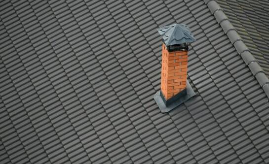 Jaką szczotkę wybrać do czyszczenia komina ceramicznego?