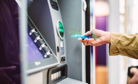 Czy wypłacać gotówkę z banku?